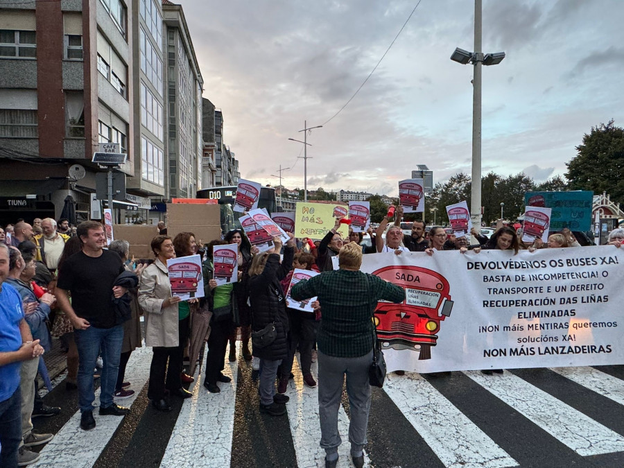 Más de cien sadenses protestan por el “fiasco” de los cambios en el autobús metropolitano