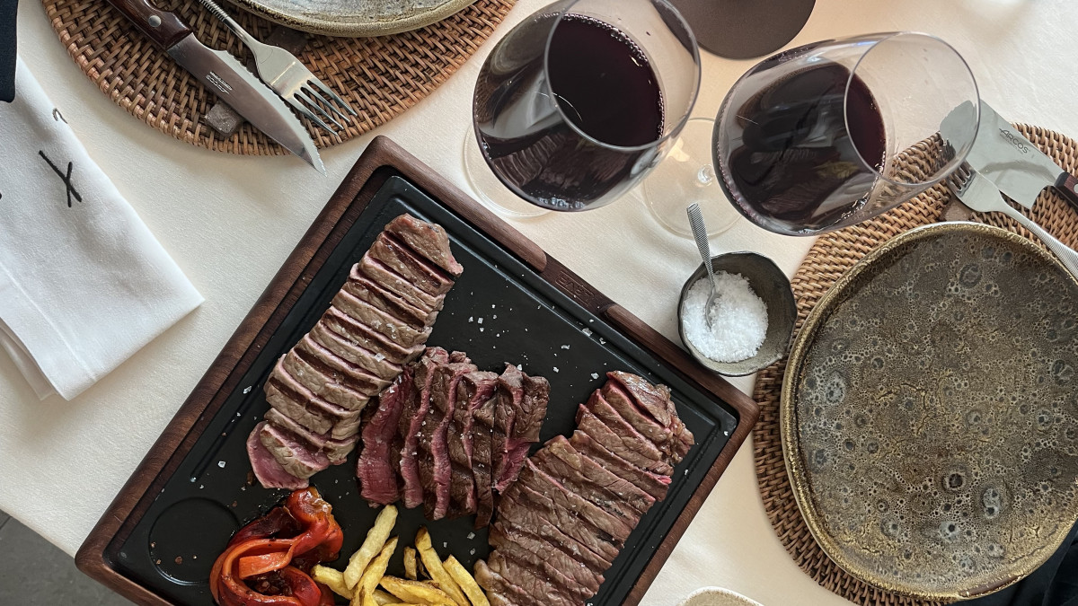 Tabla de carnes que ofrece una combinaciou0301n uu0301nica de solomillo de buey, tataki de Wagyu y entrecot de Chianina