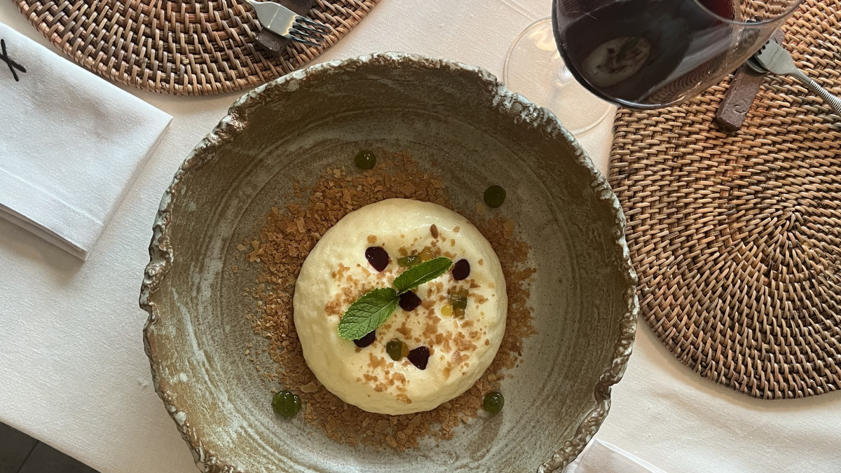 Flao by Kinana Ibiza, mousse de tarta de queso, gel de hierbabuena y frutos rojos