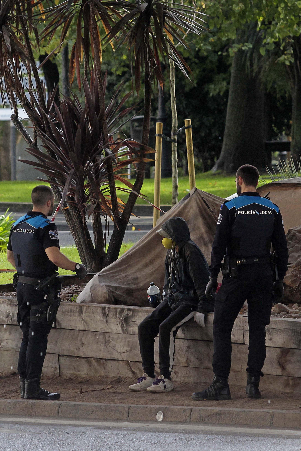 Quintana. La policu00eda y los servicios sanitrarios asisten a un sintecho en San pedro de Mezonzo