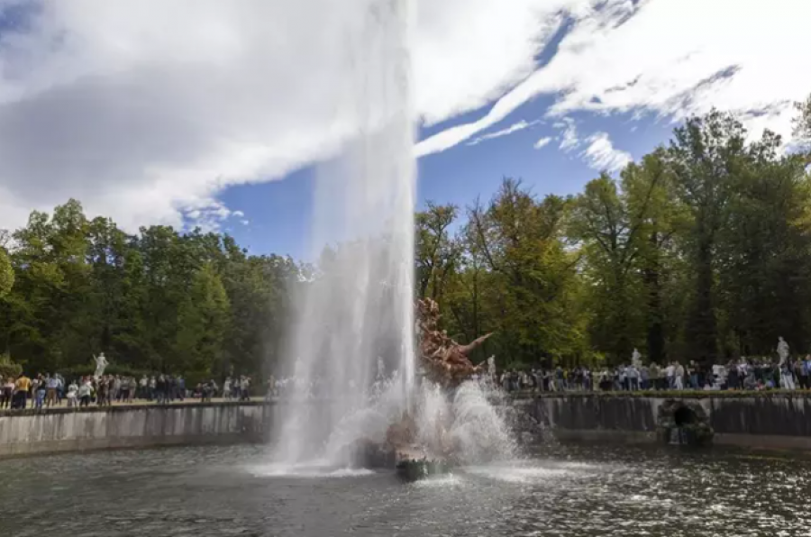 La fuente de Andrómeda del Palacio Real de La Granja se enciende por primera vez en 80 años