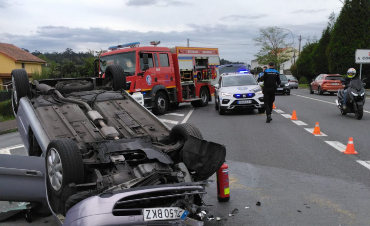 Los Bomberos rescatan a una mujer atrapada tras un accidente en Iñás