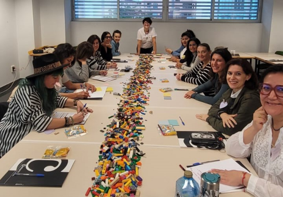 Mujeres empresarias refuerzan su creatividad en un taller de LEGO® de la Cámara de A Coruña