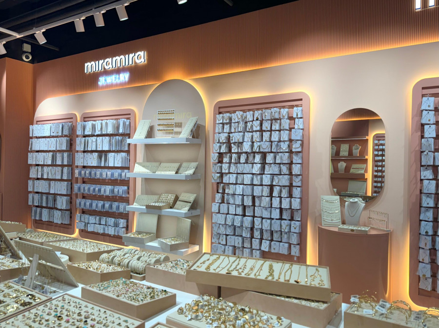 La joyería Miramira abre su primera tienda en A Coruña, en el Centro Comercial Cuatro Caminos