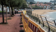 El deterioro de la barandilla del paseo marítimo de Mera obliga a cerrar el parque de Santa Ana