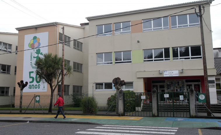 Los niños del Vales Villamarín de Betanzos estallan: “Queremos un solo turno y que la comida no esté fría”
