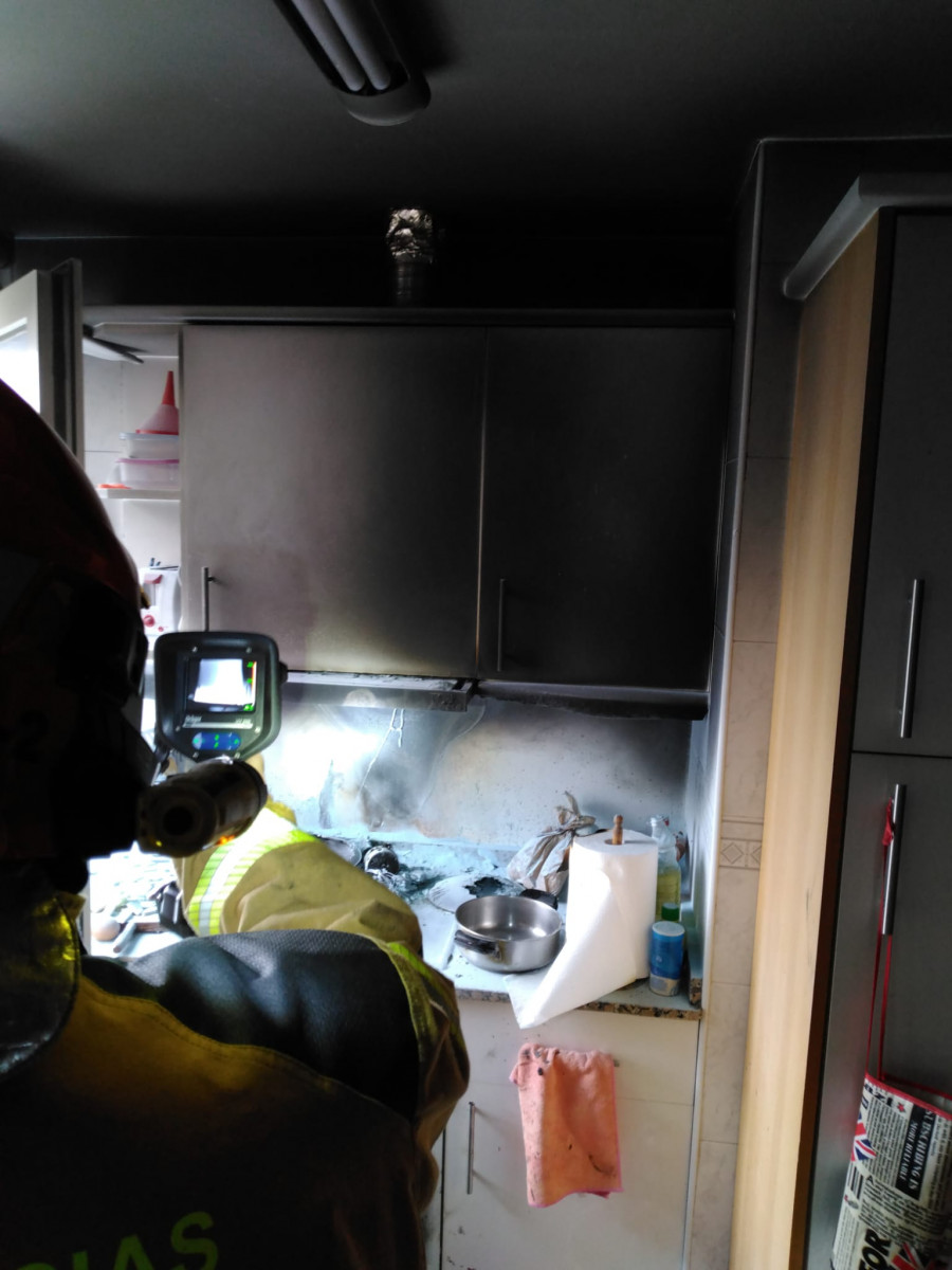 Arde parte de una cocina en Oleiros
