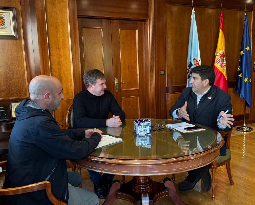 Reunión del Ayuntamiento de Sada con el delegado del Gobierno (2)