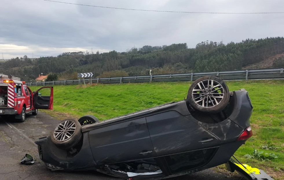 Trasladan al hospital a un conductor tras volcar en Carral