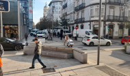 Los vehículos de reparto abarrotan  la zona peatonal  de la plaza de Lugo