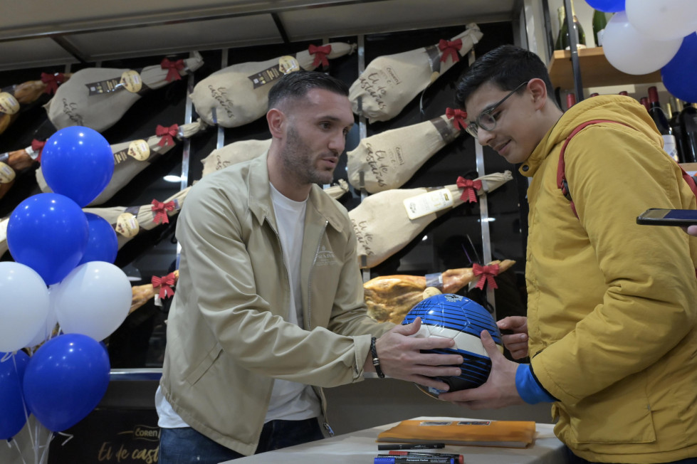 Lucas Pérez en el Coren Grill de la plaza de Pontevedra (17)