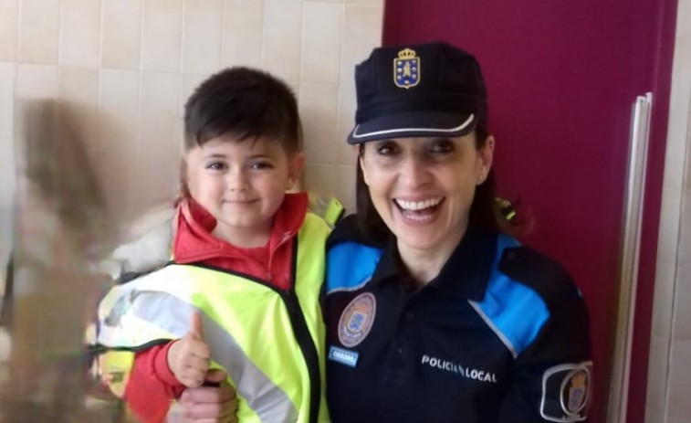 La agente de la Policía Local de A Coruña Silvia Castro recibe la Medalla de Oro de la Educación Vial