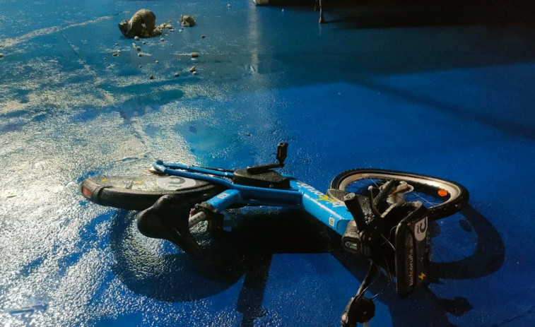 Lanzan una bicicleta al Club del Mar y causan varios desperfectos