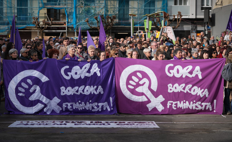 Cientos de personas muestran su repulsa y su consternación por el asesinato machista de Leonor en Pasaia