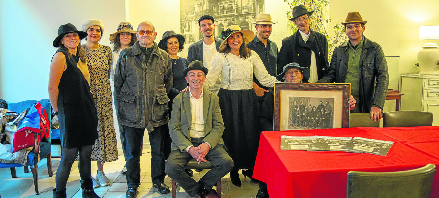 Sombreros de época en el Circo de Artesanos para celebrar los 120 años de la Asociación de la Prensa de A Coruña