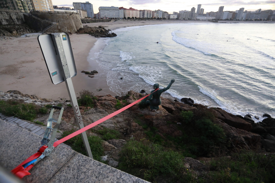 A la sirena de A Coruña no la dejan nadar
