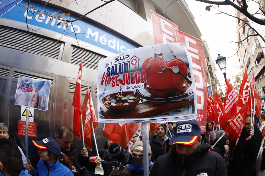 Los funcionarios se manifiestan para exigir la continuidad de Muface: "No descartamos la huelga"