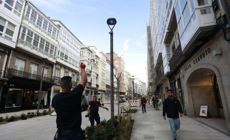 San Andrés, en A Coruña, ultima su reforma: llegan las farolas, el mobiliario urbano y los semáforos