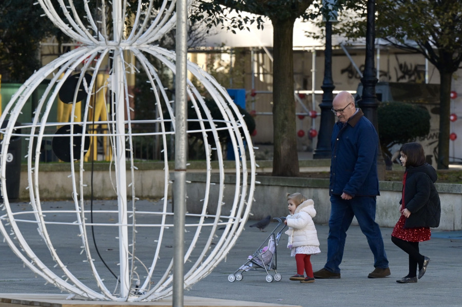 Los niños coruñeses disfrutan al sol de los regalos de Papá Noel