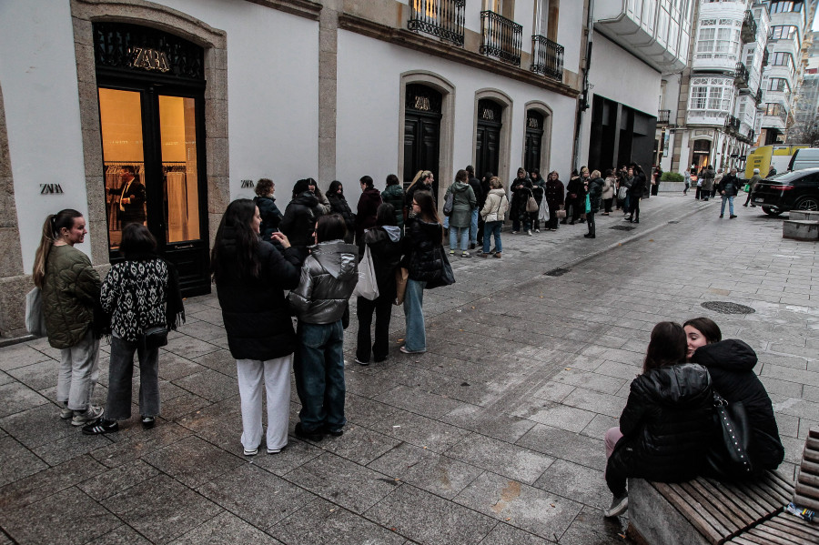 Las rebajas de invierno 'traen cola' en A Coruña: "Tengo fichados varios chollos que espero conseguir"