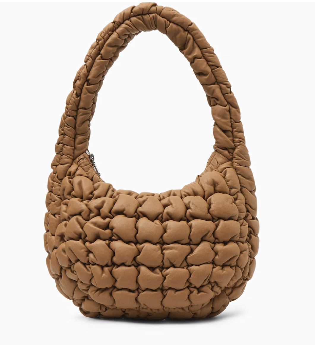 Bolso beige acolchado de la firma COS