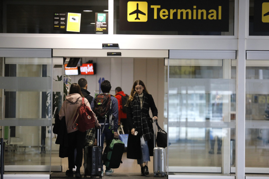 Hace 25 años | AENA estudia la ampliación del horario del aeropuerto de Alvedro