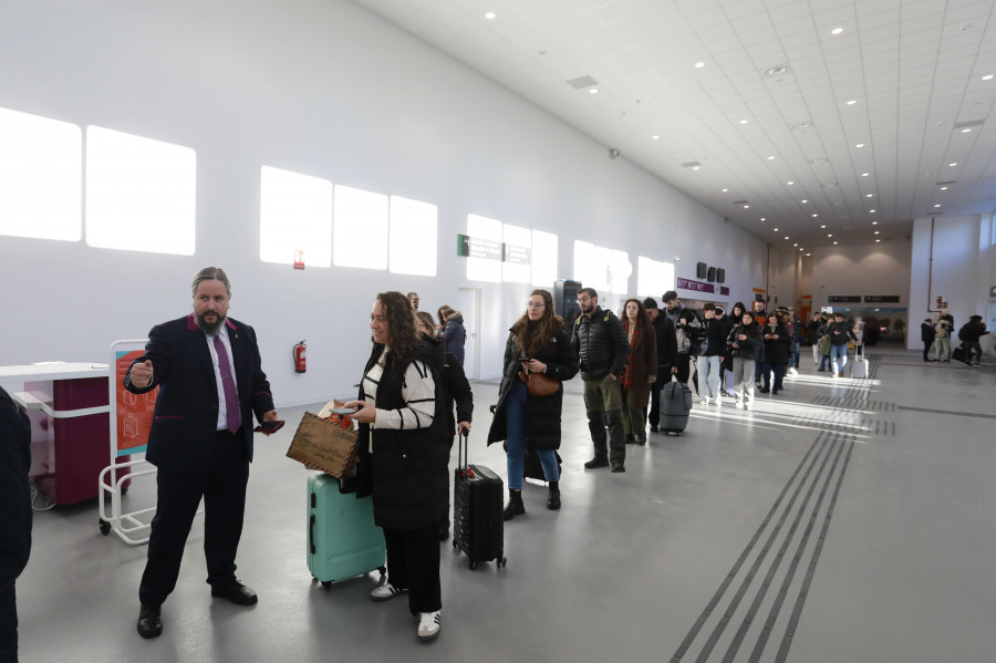 La estación provisional sigue sin cumplir los deseos de los viajeros y deja a la intemperie a algunos trabajadores