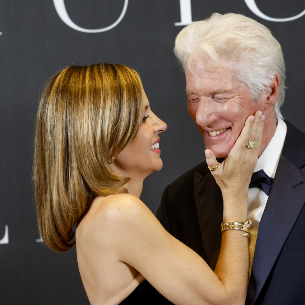 Richard Gere y su mujer, la coruñesa Alejandra Silva, charlan con personas sin hogar