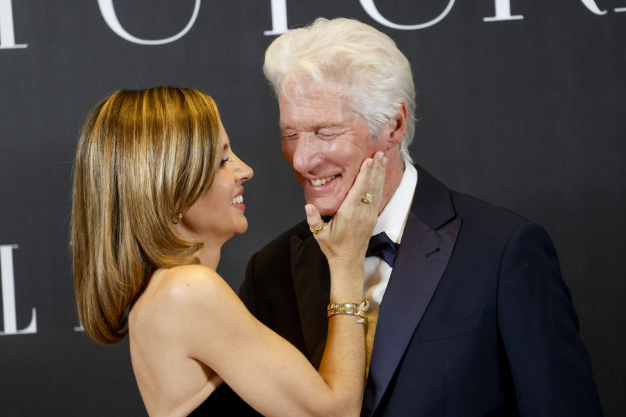 Richard Gere y su mujer, la coruñesa Alejandra Silva, charlan con personas sin hogar