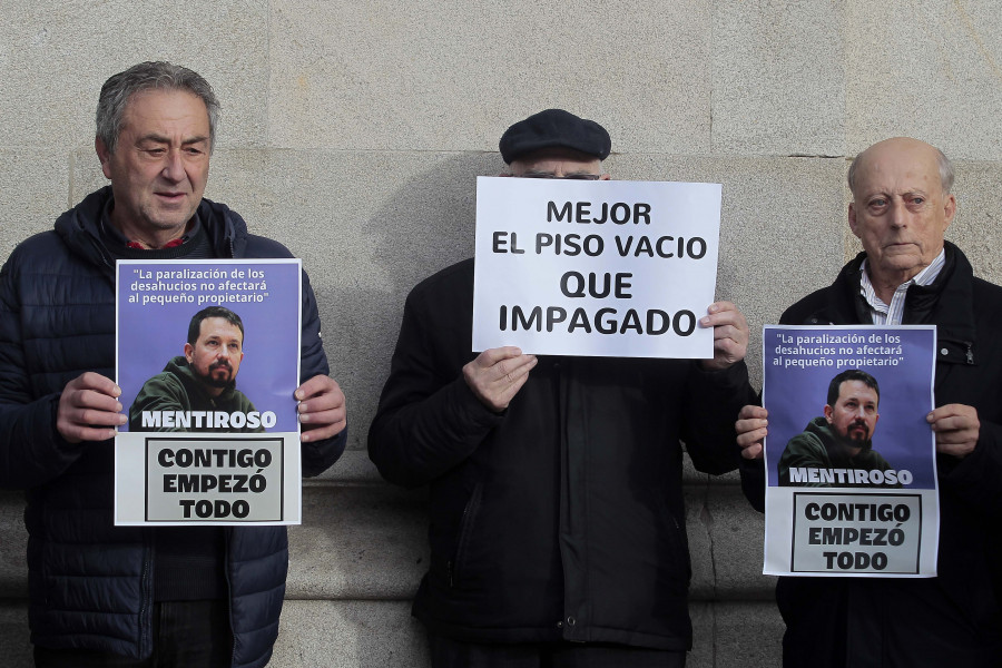 Una treintena de propietarios coruñeses se manifiestan “para buscar una solución contra la okupación”
