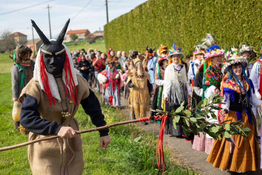 Desfile, muiñeira, churrasco y foliada para celebrar el Entroido tradicional de Samede