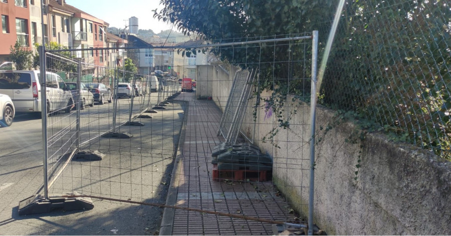 Oleiros le da 48 horas a la Iglesia para que tire un muro