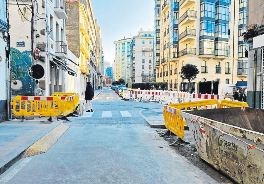 La calle Adelaida Muro abre a la circulación casi un mes después del plazo previsto