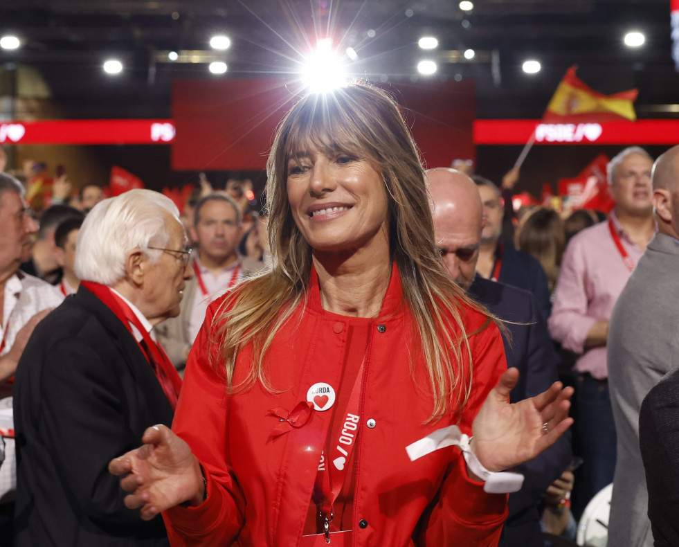SEVILLA , 01/12/2024.- La mujer del presidente del Gobierno, Begoña Gómez durante el 41 Congreso Federal del PSOE reunido en Sevilla este domingo. EFE/Julio Muñoz