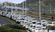 Los taxistas de A Coruña amenazan con un paro si no se controla la actividad de Uber