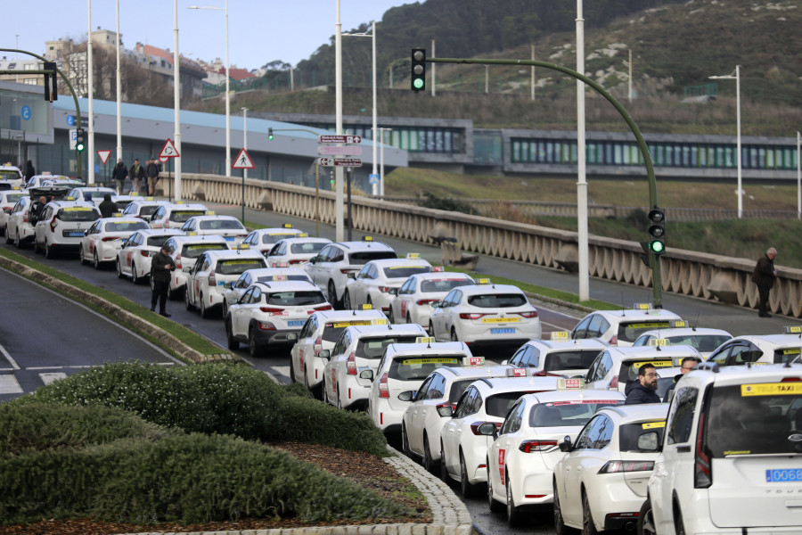 Los taxistas de A Coruña amenazan con un paro si no se controla la actividad de Uber