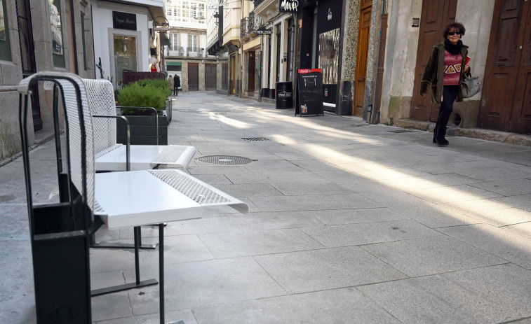 Betanzos, a vueltas con el mobiliario y su supuesta inspiración en González Villar