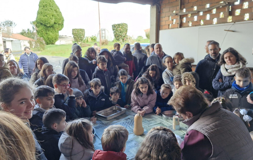 La Festa das Candeas de Viós rinde tributo “ao esforzo  das queixeiras” de Abegondo