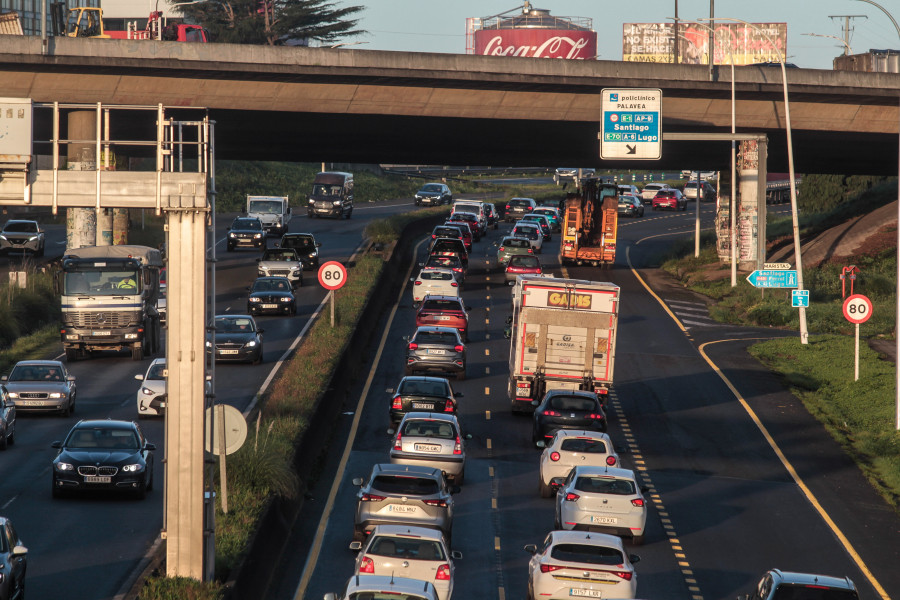 A Coruña sufre un accidentado inicio de semana en las carreteras