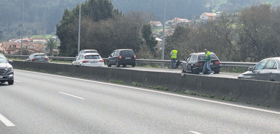 Un coche pierde una rueda en plena autopista