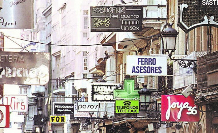 Hace 25 años | Los vecinos denuncian la proliferación de carteles luminosos en la calle Real