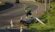 Un coche tumba una farola y una cámara en A Coruña y se da la fuga