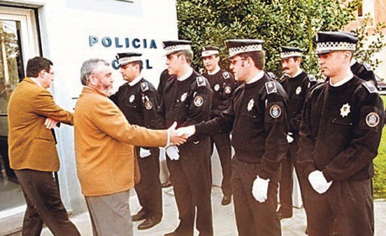 Hace 25 años | El alcalde de Cambre, Varela Saavedra, inaugura las nuevas oficinas policiales