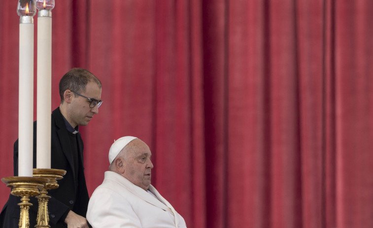 El papa continúa con el tratamiento y la fisioterapia respiratoria