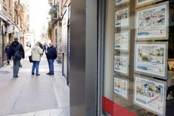 ZARAGOZA, 13/02/2025.-Vista de una agencia inmobiliaria en Zaragoza este jueves. La venta de casas en Aragón en 2024 fue de 