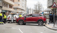 Un coche vuelca en pleno barrio de O Castrillón