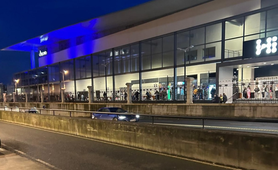 Las colas para ver a Chiara Oliver en A Coruña desafían el frío y la lluvia