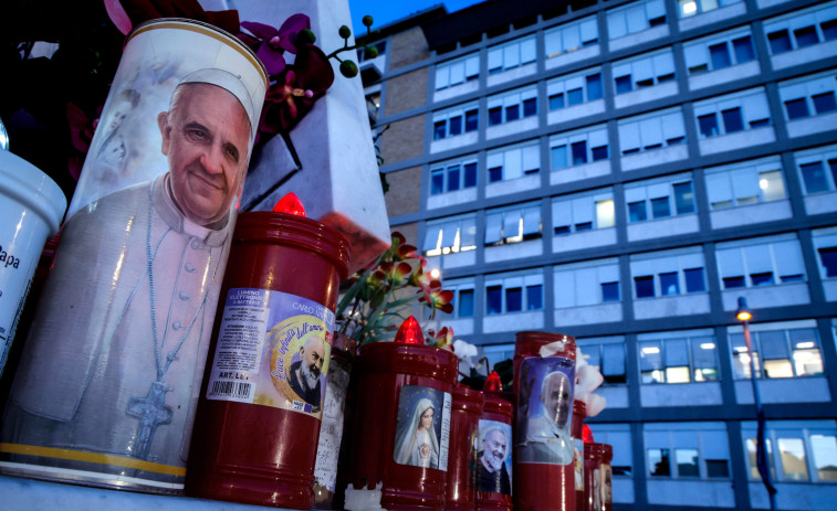 El papa empeora y permanece en estado crítico