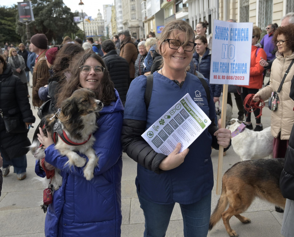 Manifestación de veterinarios y familias de mascotas por la nueva normativa sobre los antibióticos @ Javier Alborés (9)