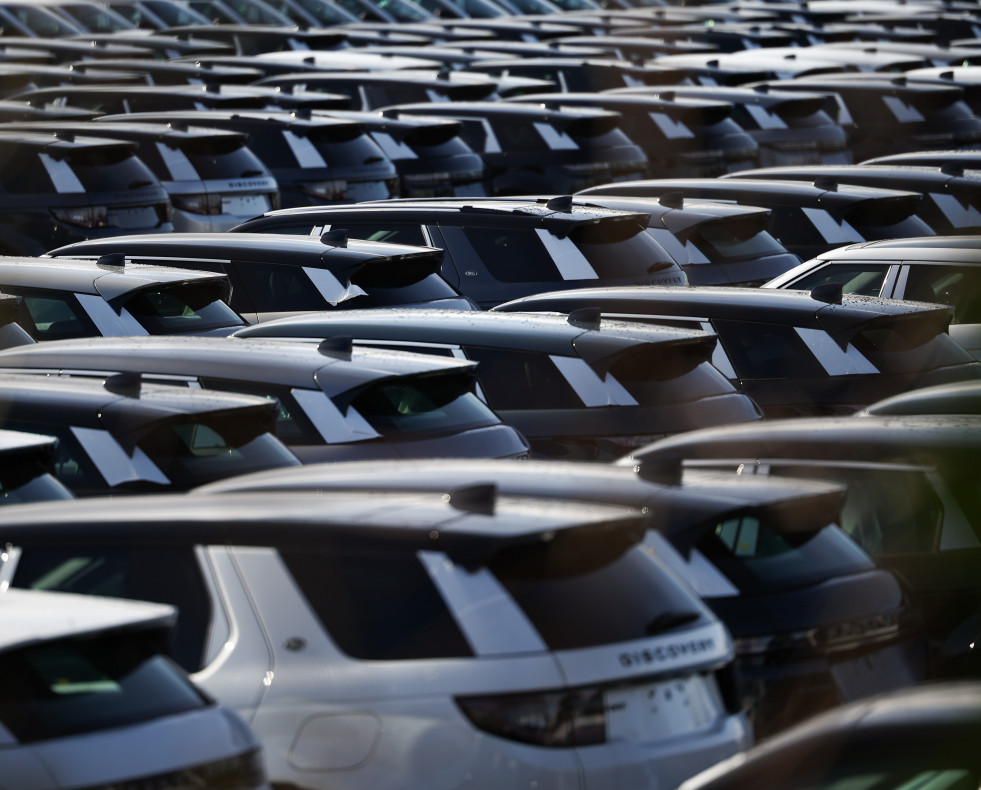 FOTODELDÍA LIVERPOOL (Reino Unido), 25/02/2025. - Vista de un grupo de coches nuevos aparcados en la planta de Halewood de Jaguar Land Rover en Liverpool, Reino Unido, este martes. Jaguar Land Rover 